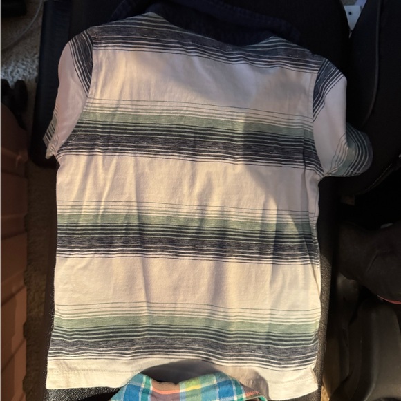 💥NEW LISTING💥 Bundle of 5 24 mos/2T shirts - Picture 10 of 13